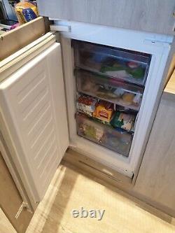 Lamona 6250 Integrated fridge freezer & Howdens Greenwich Light Grey Oak unit