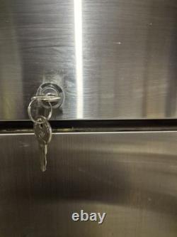 Congélateur commercial double porte Adexa F800S pour restauration et cuisine professionnelle, en état de fonctionnement