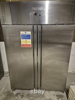 Congélateur commercial double porte Adexa F800S pour restauration et service traiteur, en fonctionnement