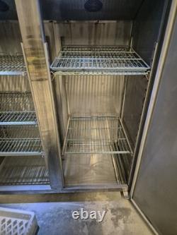 Congélateur commercial double porte Adexa F800S pour restauration et service traiteur, en fonctionnement