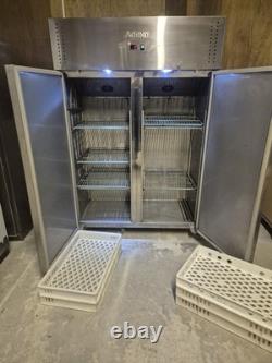 Congélateur commercial double porte Adexa F800S pour restauration et service traiteur, en fonctionnement
