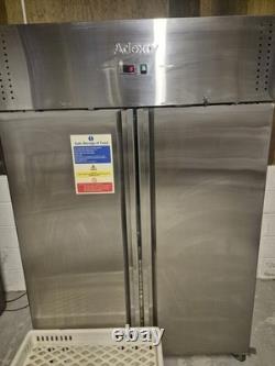 Congélateur commercial double porte Adexa F800S pour restauration et service traiteur, en fonctionnement