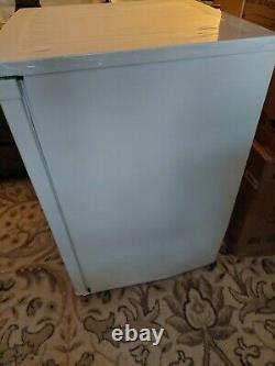 Cuisinologie UCFR130WH Réfrigérateur de garde-manger autonome de 130 litres en blanc