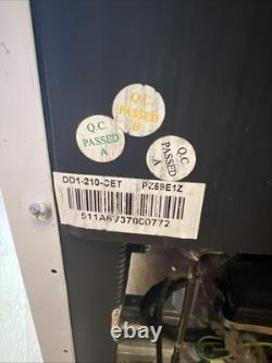 Le congélateur a une porte unique et six tiroirs.