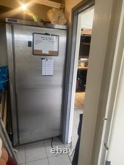 Réfrigérateur Arctica commercial à porte simple 700 L et congélateur assorti