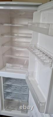 Réfrigérateur-congélateur 2 portes. À récupérer à Manchester 9. À cinq minutes de la J19 du M60.