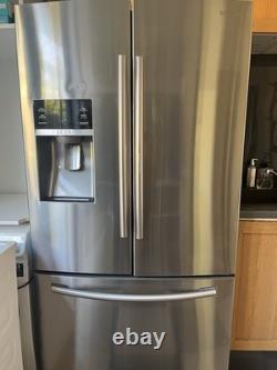 Réfrigérateur-congélateur Samsung de style américain avec portes françaises et machine à glace reliée au réseau d'eau