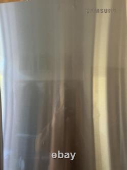 Réfrigérateur-congélateur Samsung de style américain avec portes françaises et machine à glace reliée au réseau d'eau