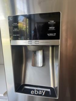 Réfrigérateur-congélateur Samsung de style américain avec portes françaises et machine à glace reliée au réseau d'eau