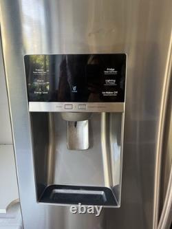 Réfrigérateur-congélateur Samsung de style américain avec portes françaises et machine à glace reliée au réseau d'eau