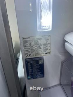 Réfrigérateur-congélateur Samsung de style américain avec portes françaises et machine à glace reliée au réseau d'eau