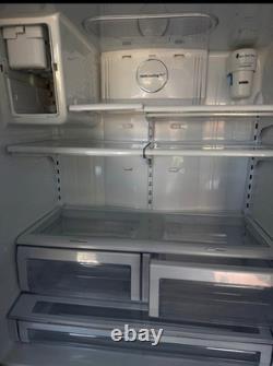 Réfrigérateur-congélateur Samsung de style américain avec portes françaises et machine à glace reliée au réseau d'eau