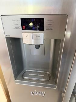 Réfrigérateur-congélateur Samsung en acier inoxydable mat de style américain avec distributeur d’eau et de glaçons