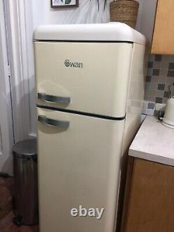 Réfrigérateur-congélateur Swan Retro 208L avec détails chromés, étagères en verre et tiroir.