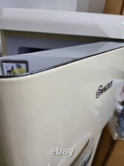 Réfrigérateur-congélateur Swan Retro 208L avec détails chromés, étagères en verre et tiroir.