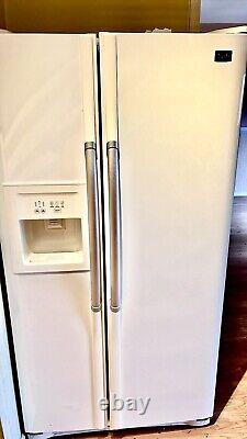 Réfrigérateur-congélateur à double porte de style américain avec distributeur de glaçons et d'eau froide