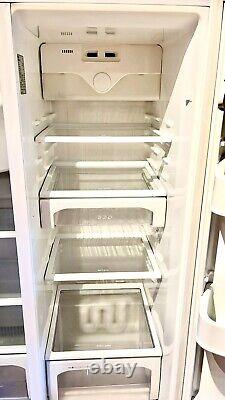 Réfrigérateur-congélateur à double porte de style américain avec distributeur de glaçons et d'eau froide