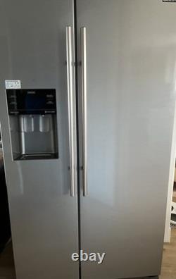 Réfrigérateur congélateur américain Samsung RS53K4400SA avec machine à glaçons et distributeur d'eau