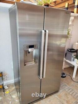 Réfrigérateur congélateur américain Samsung RSG5UCRS avec distributeur de glaçons et d'eau en acier inoxydable.