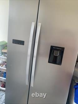 Réfrigérateur et congélateur Kenwood à deux portes avec distributeur d'eau argenté en bon état de fonctionnement