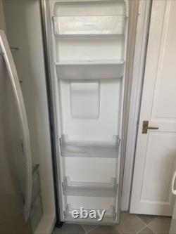 Réfrigérateur et congélateur Kenwood à deux portes avec distributeur d'eau argenté en bon état de fonctionnement