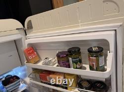 Réfrigérateur rétro haut SMEG FAB28 crème, finition brillante, compartiment congélateur