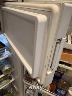 Réfrigérateur rétro haut SMEG FAB28 crème, finition brillante, compartiment congélateur